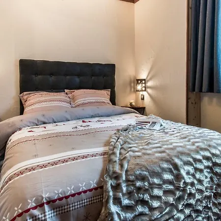 Aux Pieds Des Cimes *