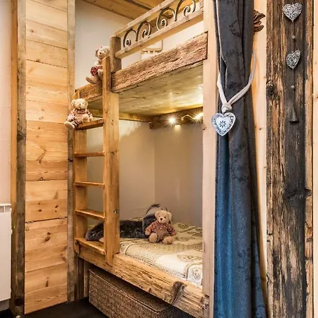 Aux Pieds Des Cimes *